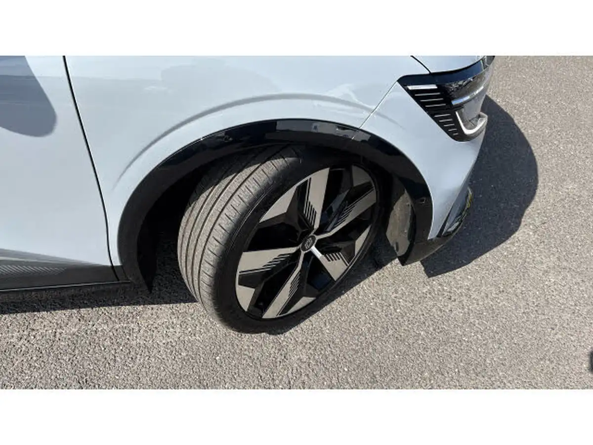 2023-renault-megane-e-tech-e-techno-big-31