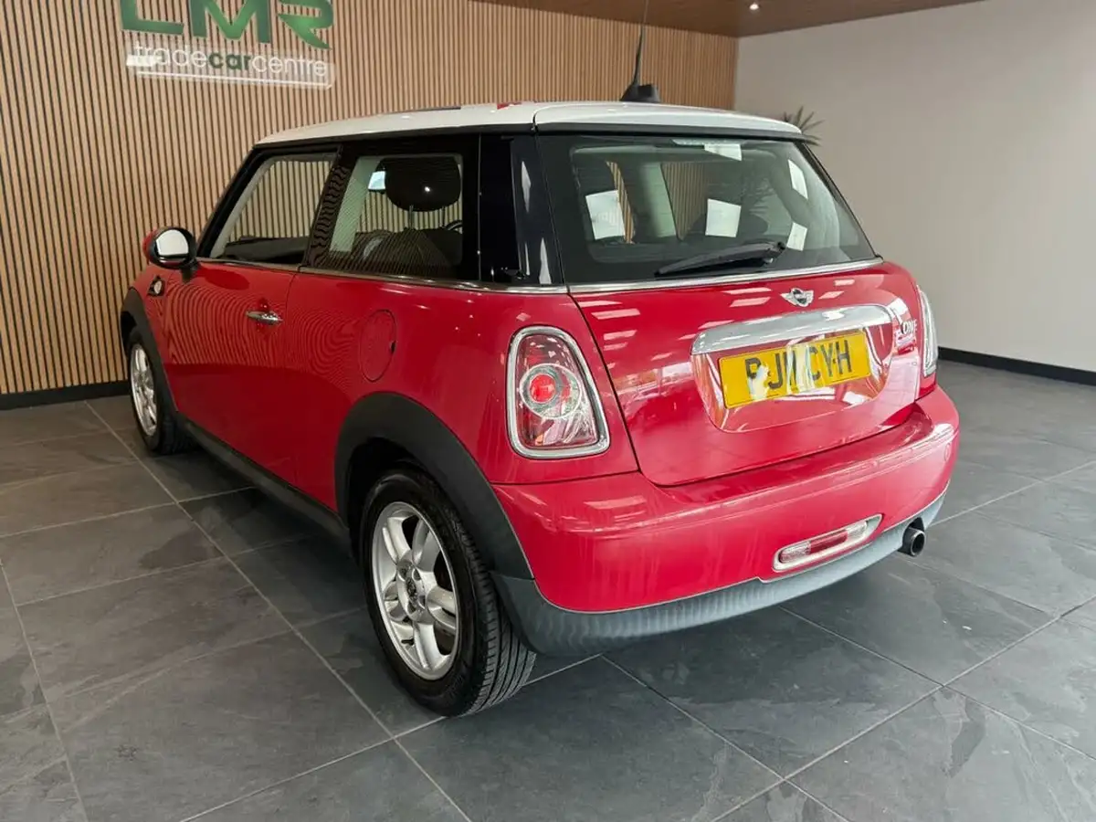 2011-mini-cooper-16-one-98bhp-hatchback-3d-big-5