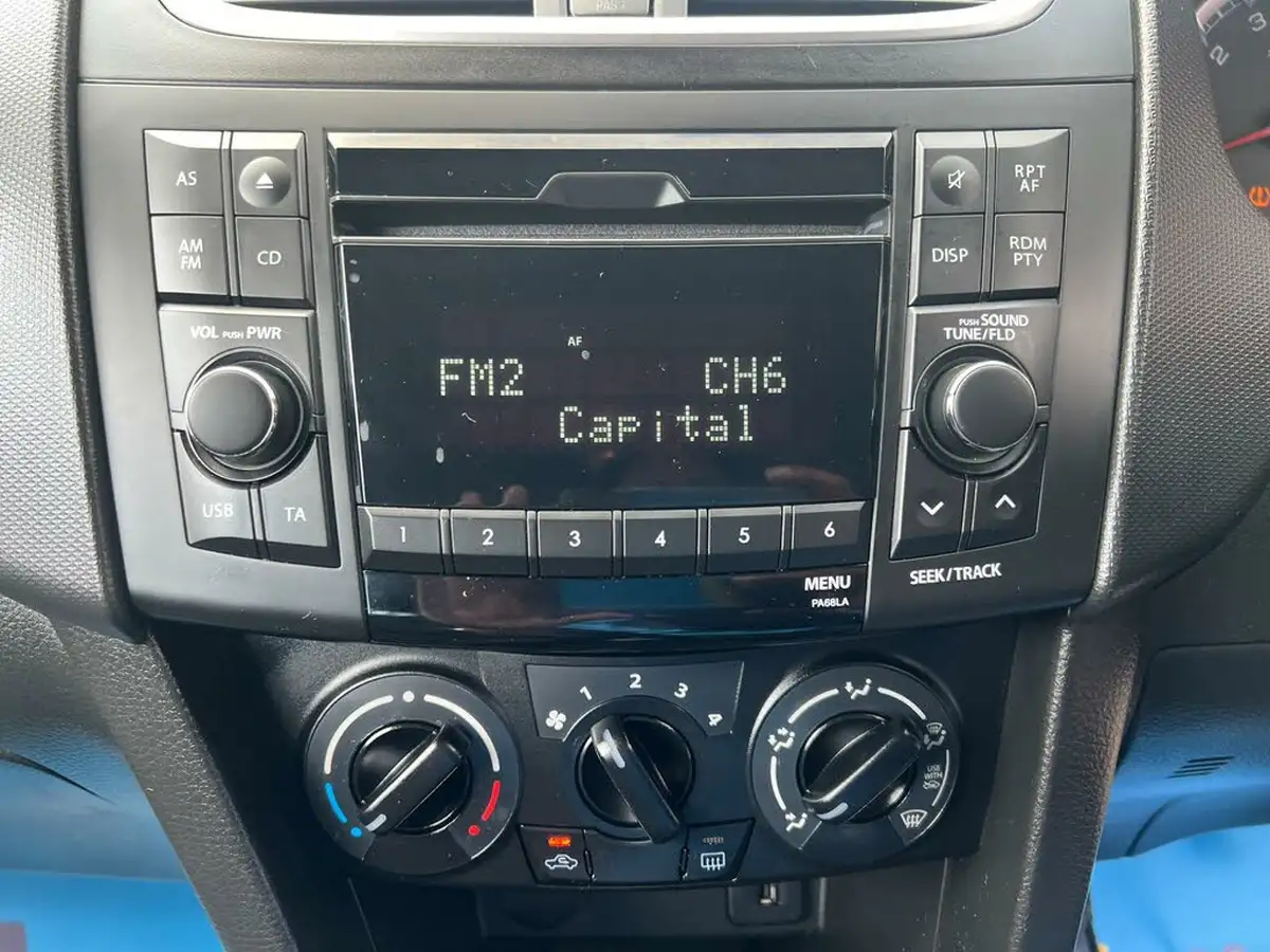 2017-suzuki-swift-12-sz2-5d-big-24