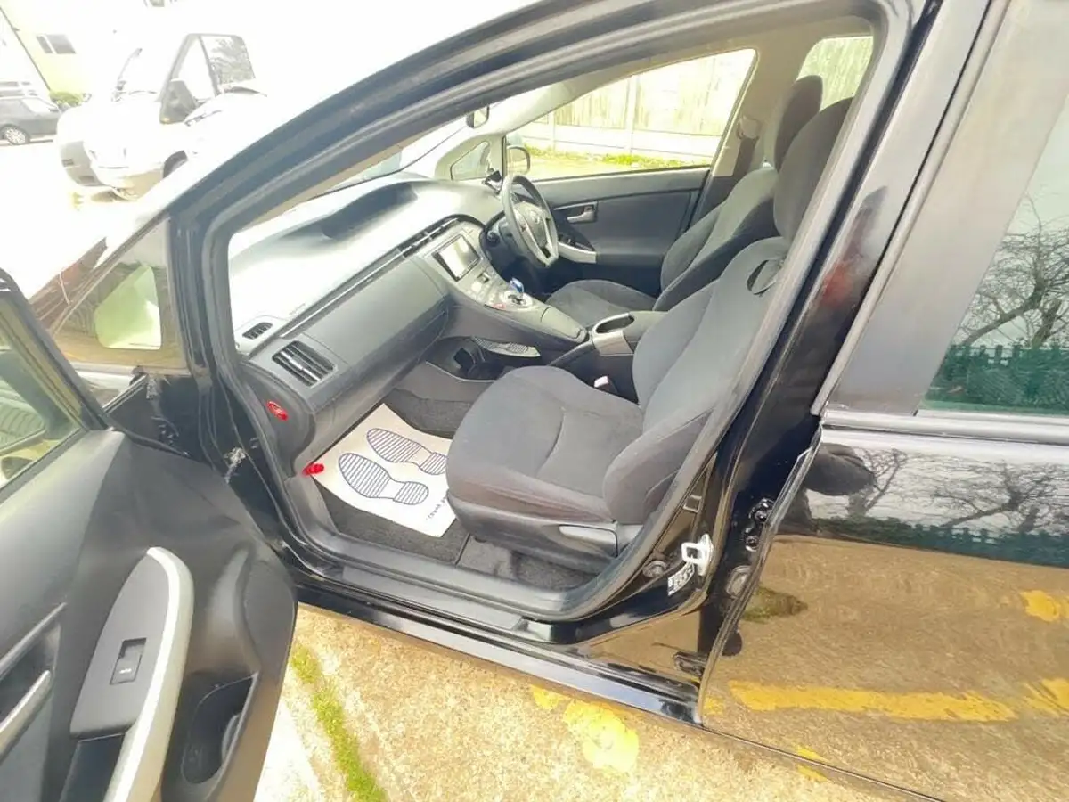 2012-toyota-prius-big-15