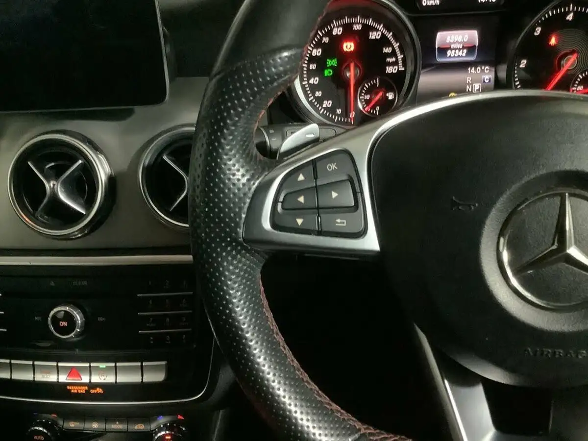 2018-mercedes-benz-gla-class-21d-gla-200d-amg-line-134bhp-ss-7g-dct-big-14
