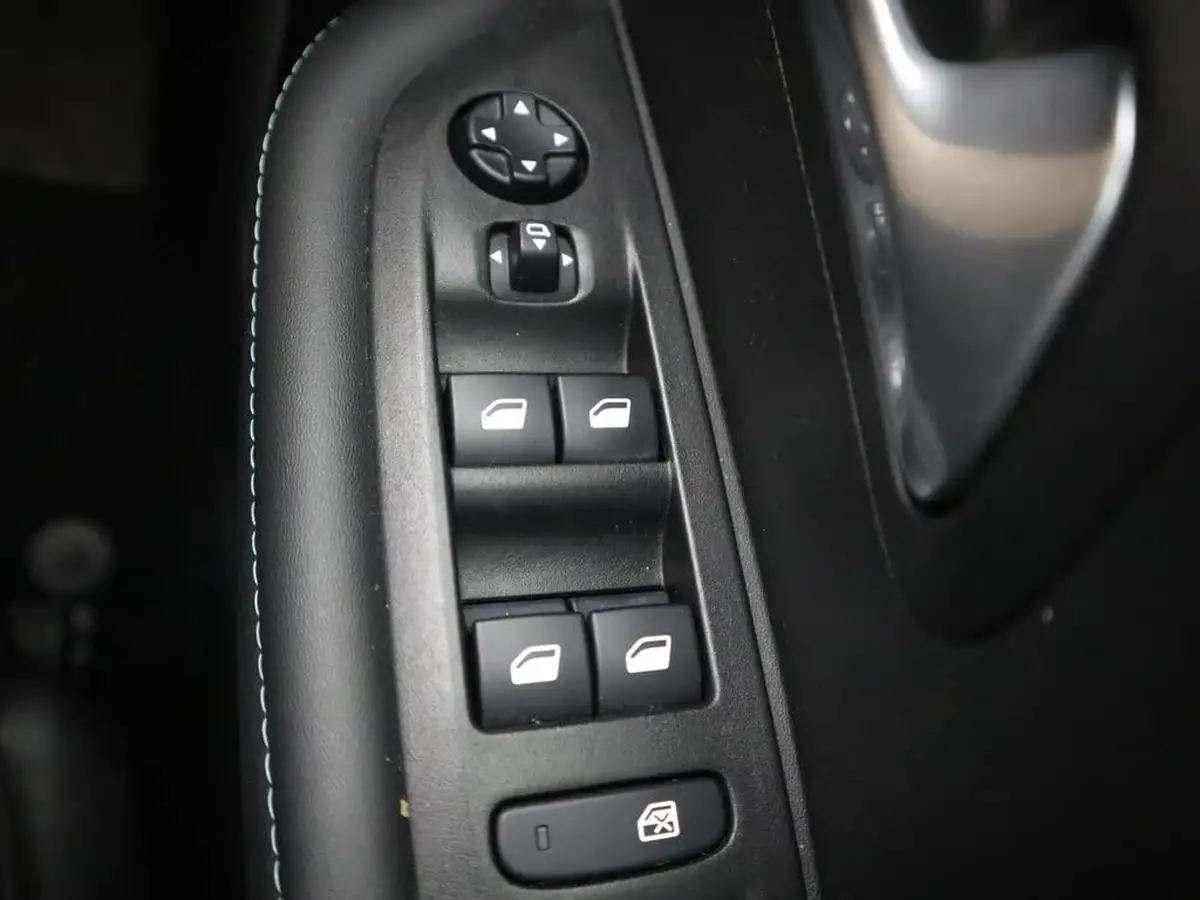 2020-peugeot-208-12-puretech-allure-100bhp-big-35