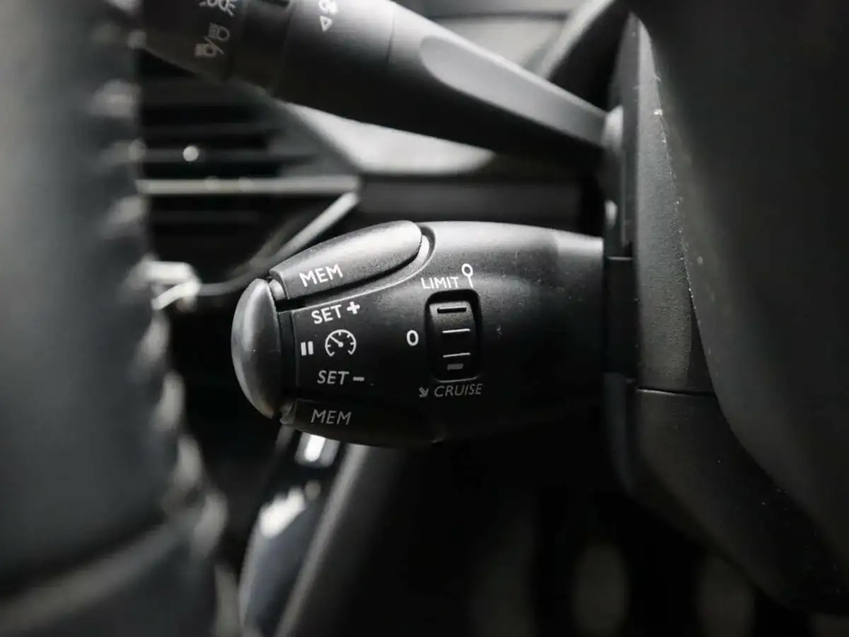 2020-peugeot-208-12-puretech-allure-100bhp-big-31