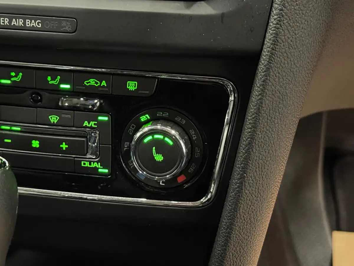 2015-skoda-superb-18-elegance-hatchback-big-23