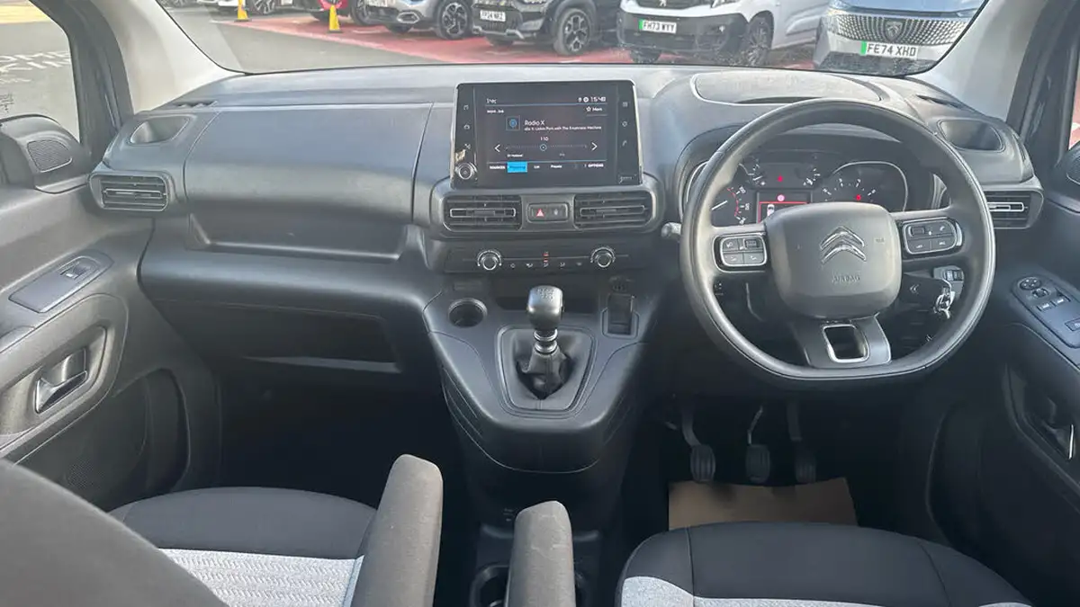 2024-citroen-berlingo-15-bluehdi-feel-m-size-ss-100pseu6d-big-3