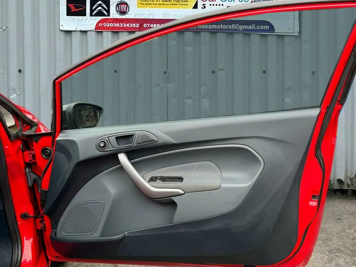 2011-ford-fiesta-125-edge-60ps-3d-big-14