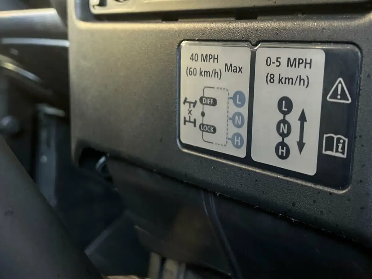 2012-land-rover-110-defender-22td-utility-station-wagon-5-drs-big-44