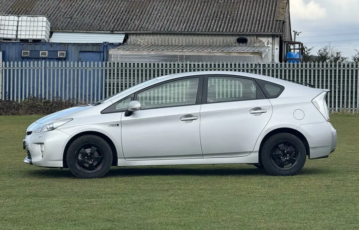 2014-toyota-prius-18-vvt-i-phev-big-3
