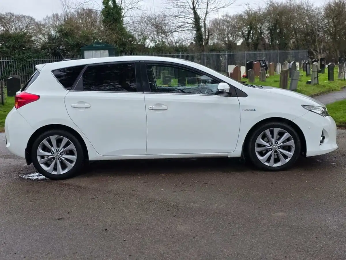 2014-toyota-auris-18-vvt-i-hsd-excel-hatchback-e-cvt-big-16
