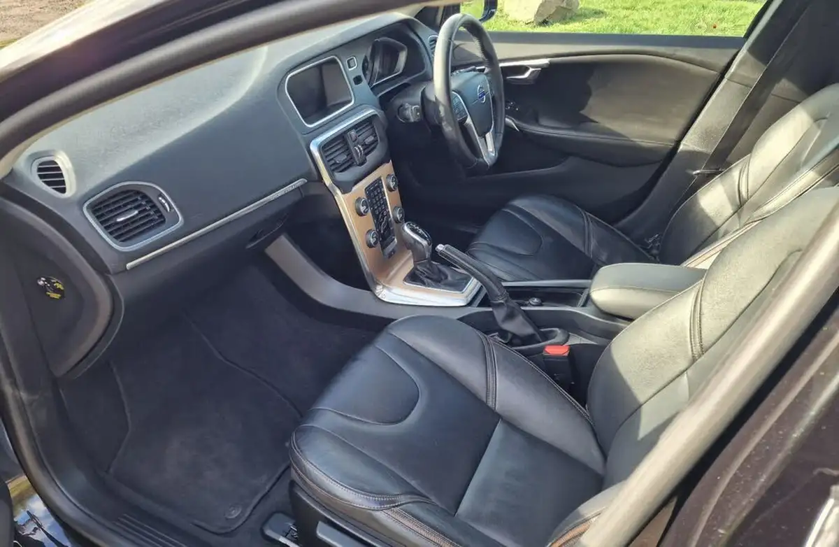 2015-volvo-v40-20td-d2-cross-country-lux-nav-geartronic-big-10