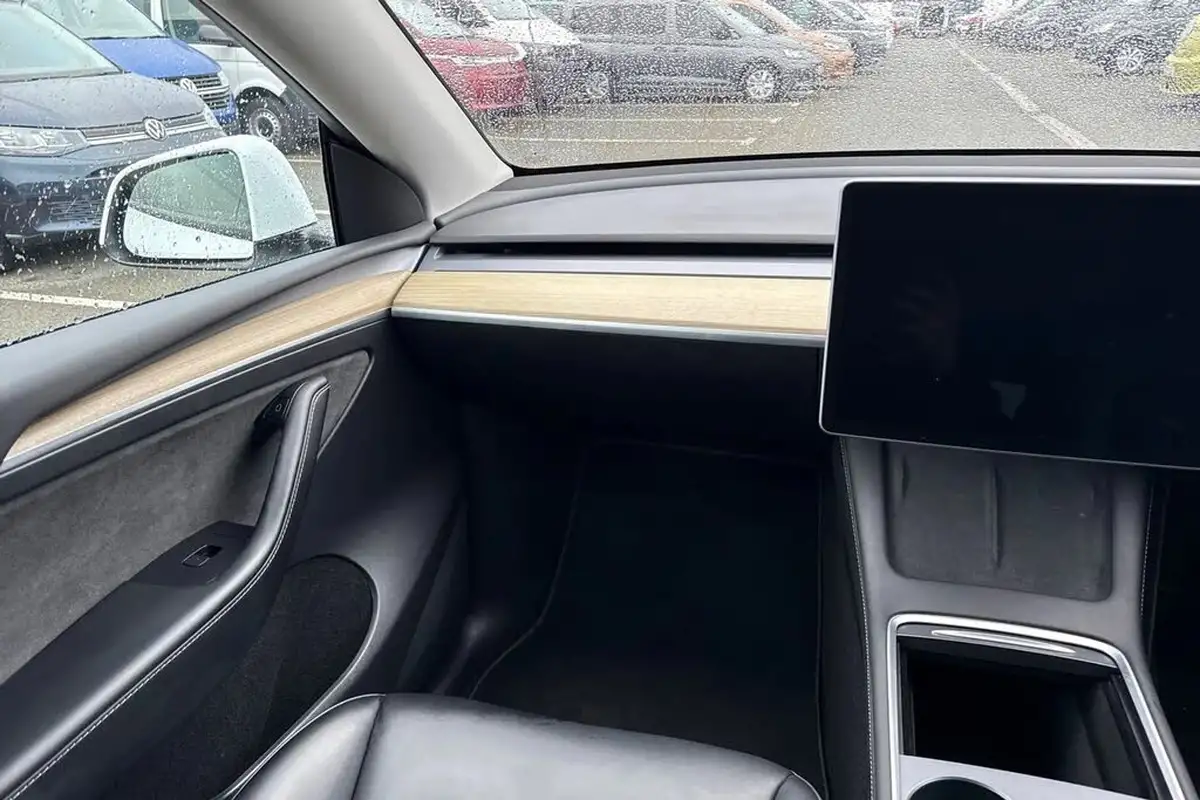 2023-tesla-model-y-e-performance-big-14