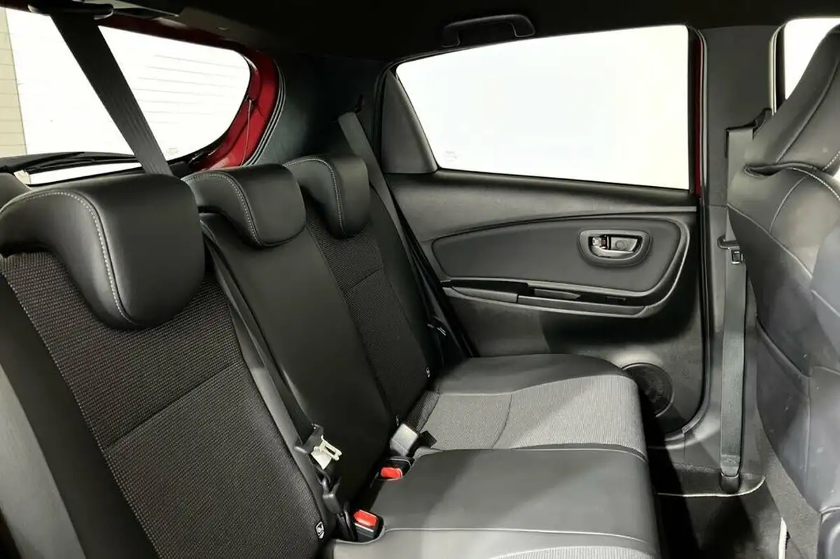 2019-toyota-yaris-15-vvt-i-excel-98bhp-hybrid-1497cc-e-cvt-big-22