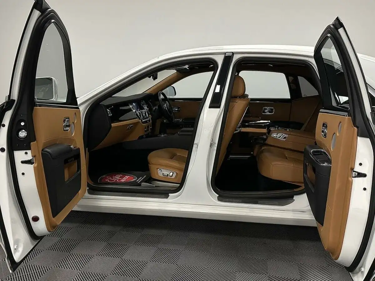 2013-rolls-royce-ghost-66-big-42