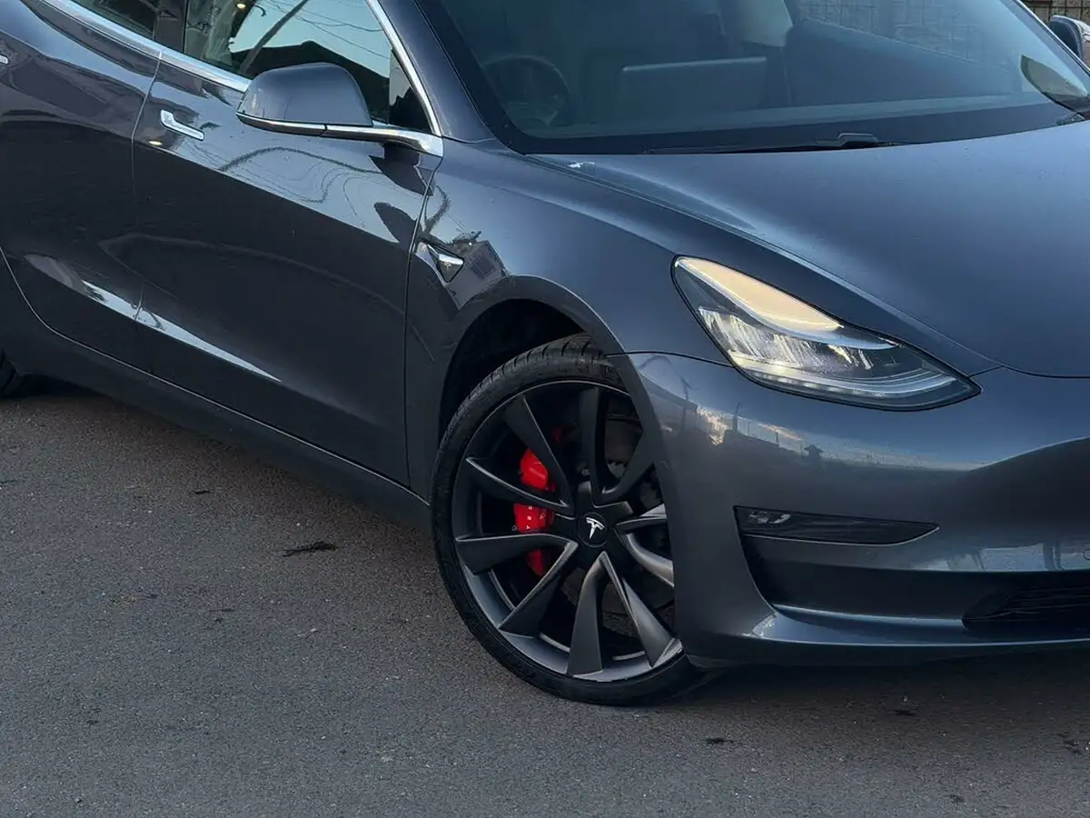 2020-tesla-model-3-e-performance-big-7