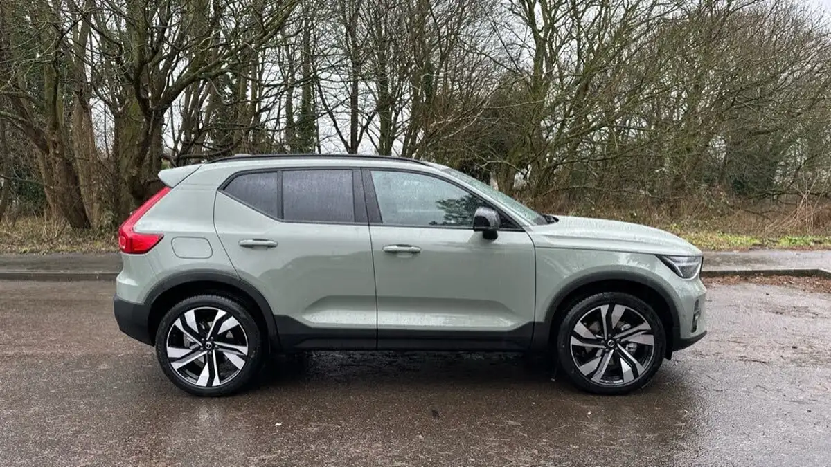 2025-volvo-xc40-20-b3-ultra-dark-big-37