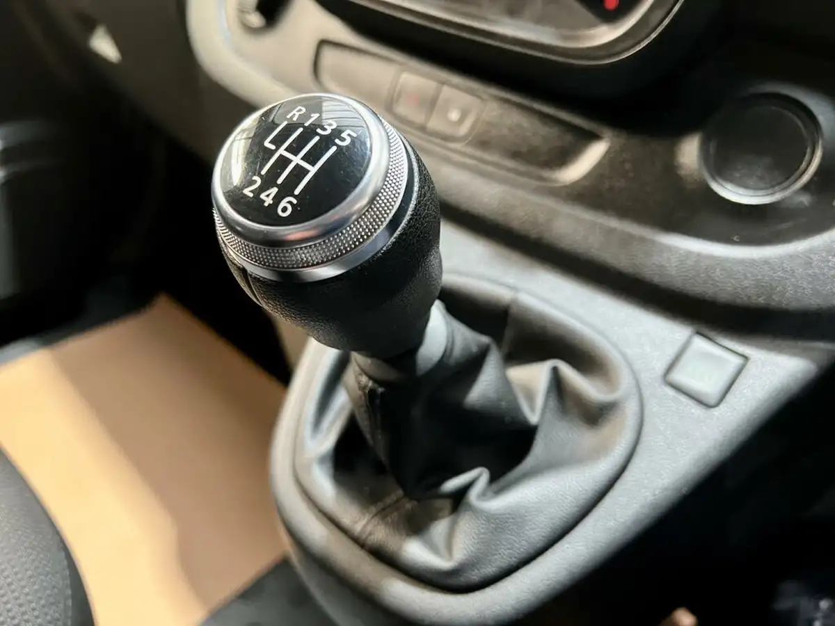 2021-renault-trafic-20dci-ll30-energy-120-business-panel-big-47