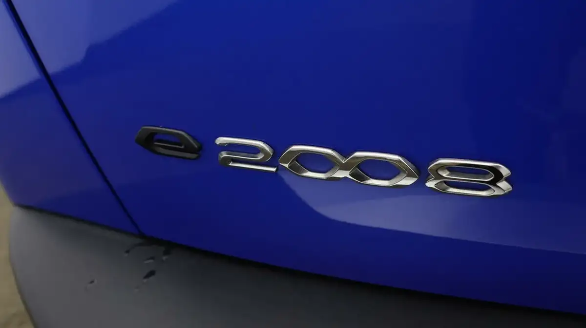 2021-peugeot-2008-suv-e-gt-premium-50kwh-big-19