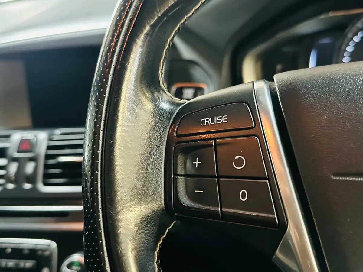 2015-volvo-xc60-24td-d5-r-design-220bhp-ss-geartronic-big-49