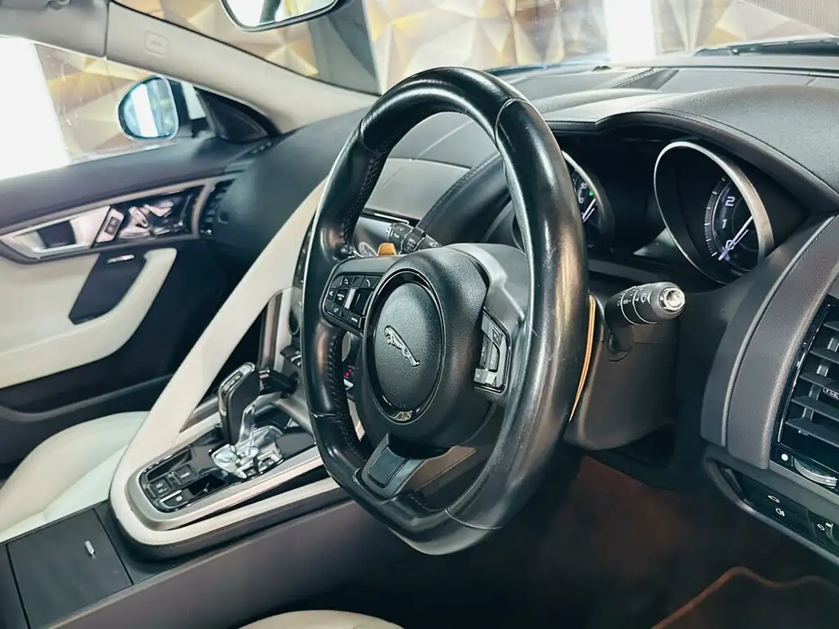 2014-jaguar-f-type-30-v6-coupe-quickshift-big-17