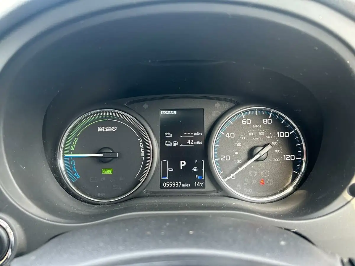 2016-mitsubishi-outlander-20-gx4h-phev-big-39