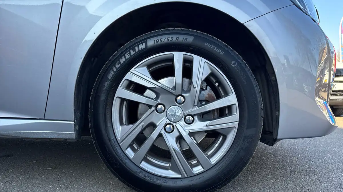 2022-peugeot-208-12-puretech-active-premium-100bhp-eat8-big-14