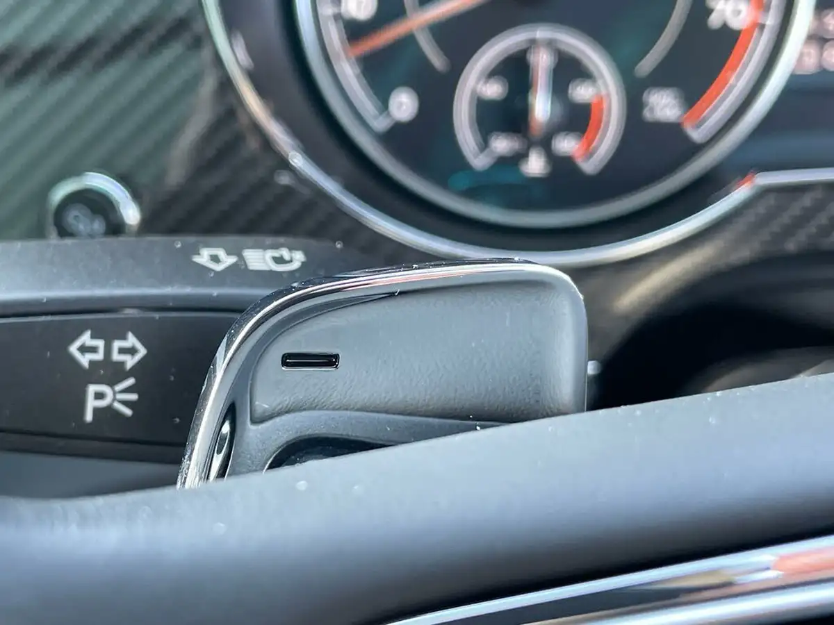 2019-bentley-bentayga-40-v8-big-50