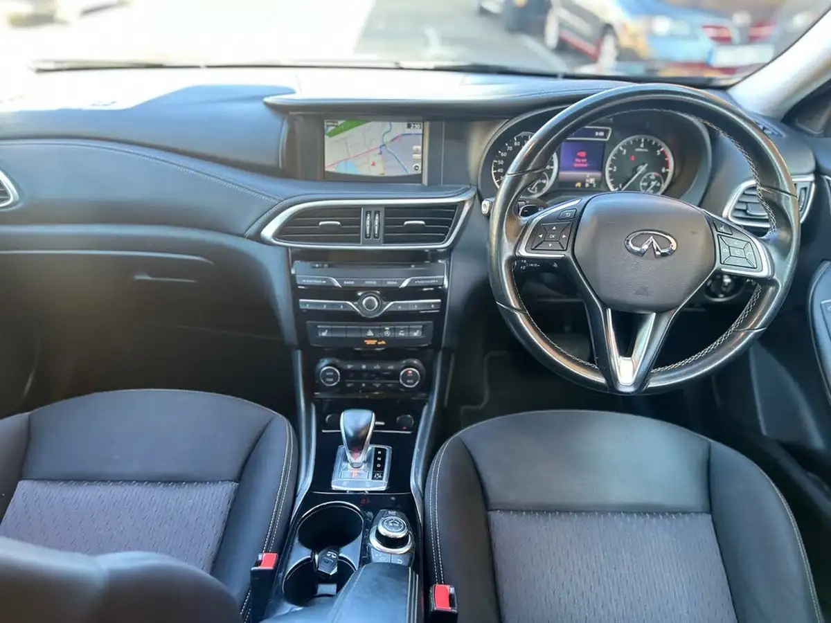 2016-infiniti-q30-22d-premium-awd-big-2