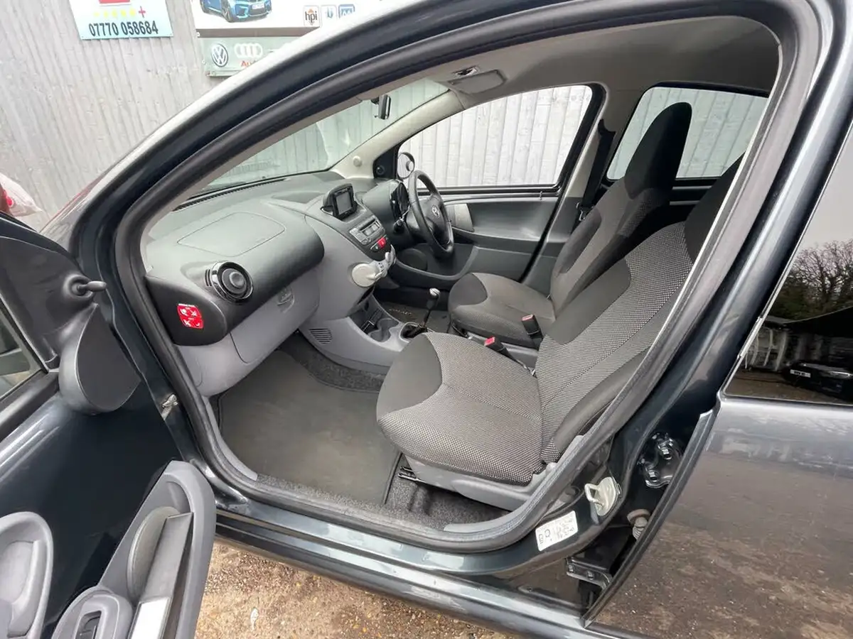 2011-toyota-aygo-10-aygo-go-vvt-i-5d-big-25
