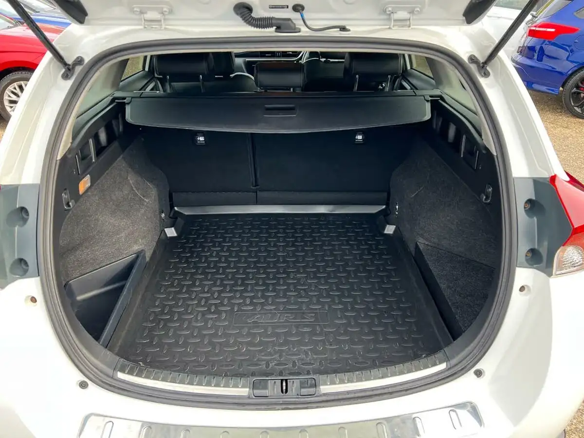 2017-toyota-auris-18-vvt-i-hsd-excel-estate-big-10