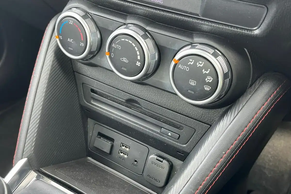 2015-mazda-mazda2-15-sport-nav-90ps-big-14