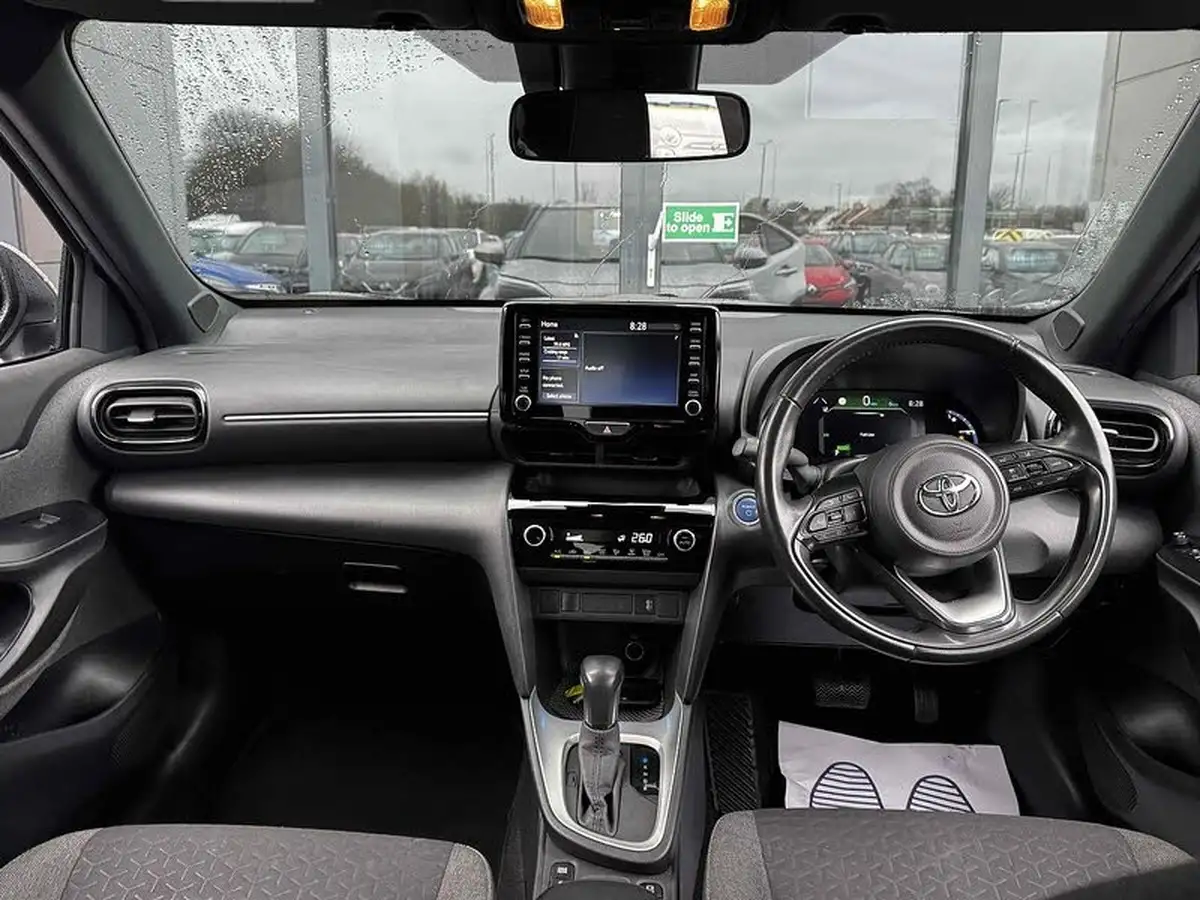 2022-toyota-yaris-15-vvt-i-design-panoramic-roof-big-4