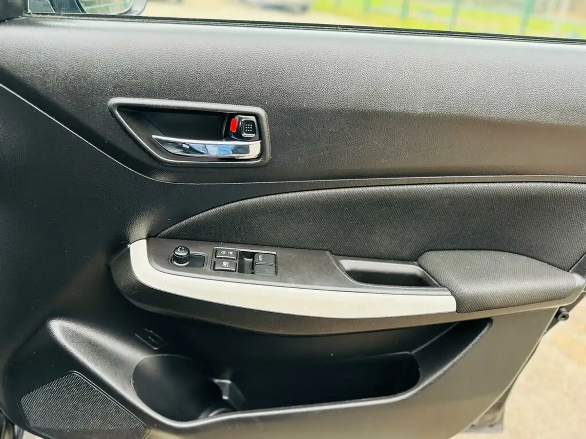 2019-suzuki-swift-12-dualjet-attitude-big-15