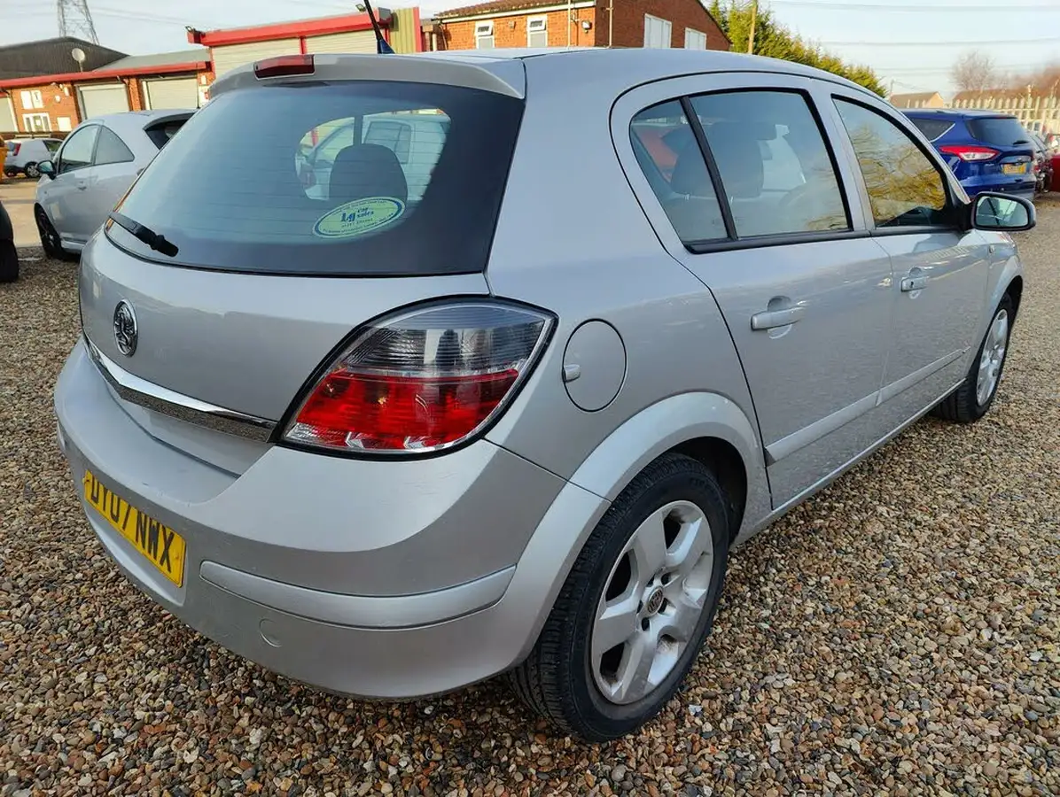2007-vauxhall-astra-14-club-hatchback-big-4