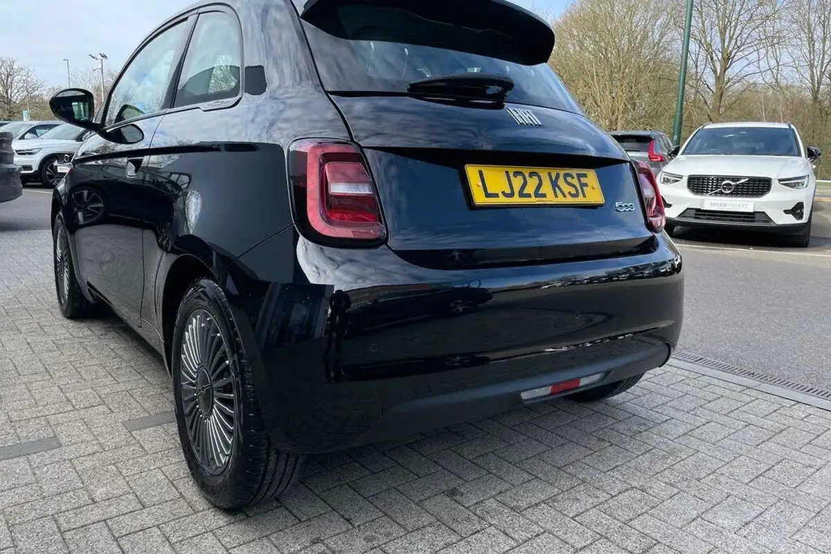 2022-fiat-500-e-action-big-16