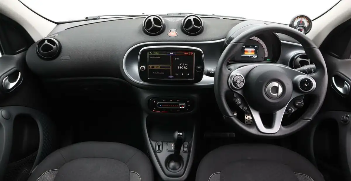 2021-smart-forfour-eq-premium-big-13
