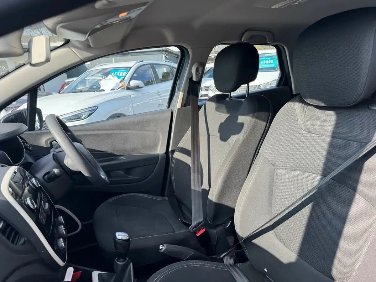 2019-renault-captur-09-tce-play-big-18