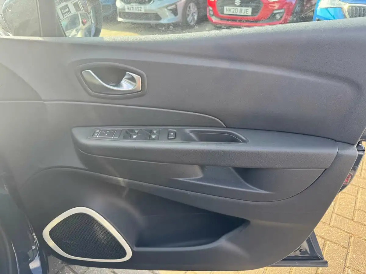 2019-renault-captur-09-tce-play-big-42