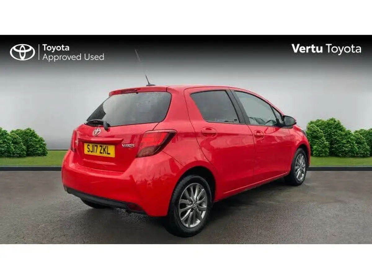 2017-toyota-yaris-133-icon-5d-big-1