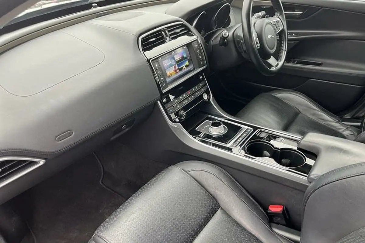 2015-jaguar-xe-20td-portfolio-180ps-auto-big-12
