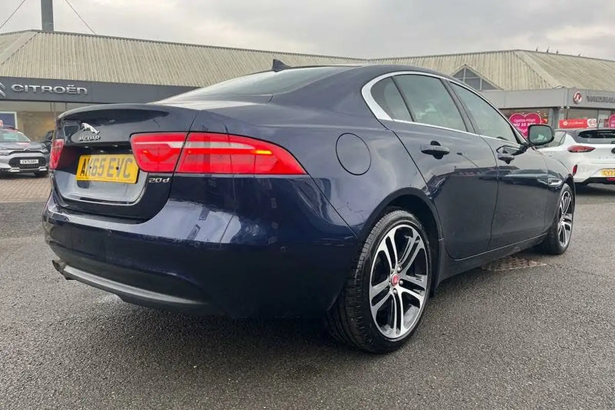 2015-jaguar-xe-20td-portfolio-180ps-auto-big-36