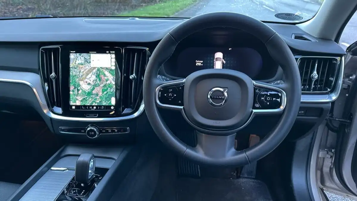 2023-volvo-v60-20-b3-plus-station-wagon-big-40