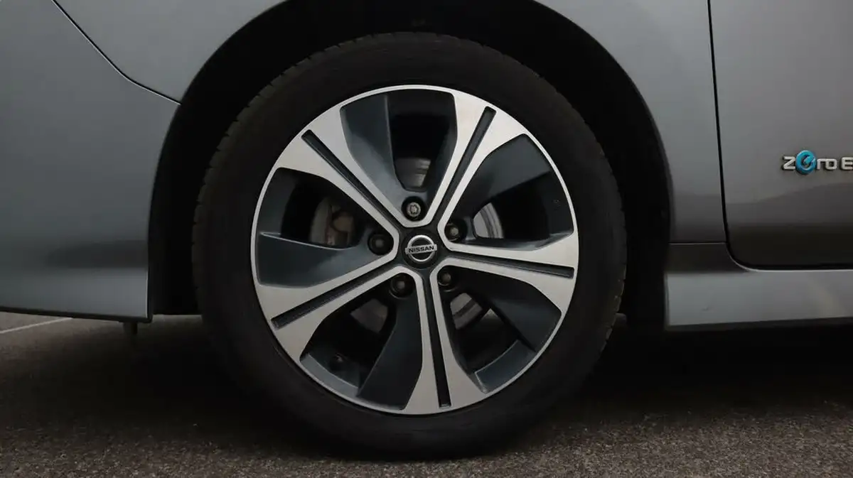 2020-nissan-leaf-e-tekna-big-18
