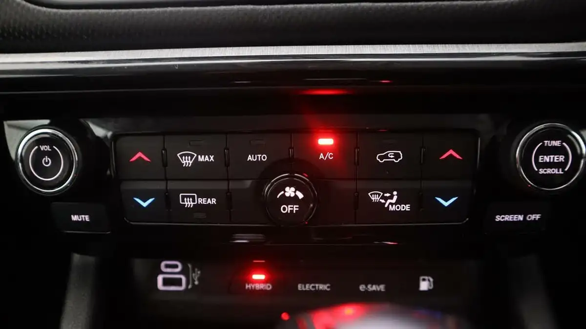 2022-jeep-compass-13-gse-trailhawk-big-12