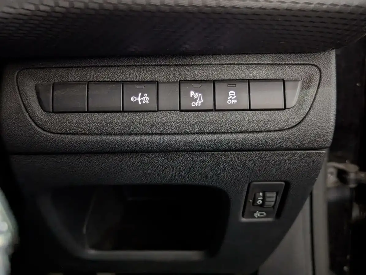 2016-peugeot-2008-crossover-12-puretech-allure-82bhp-big-10