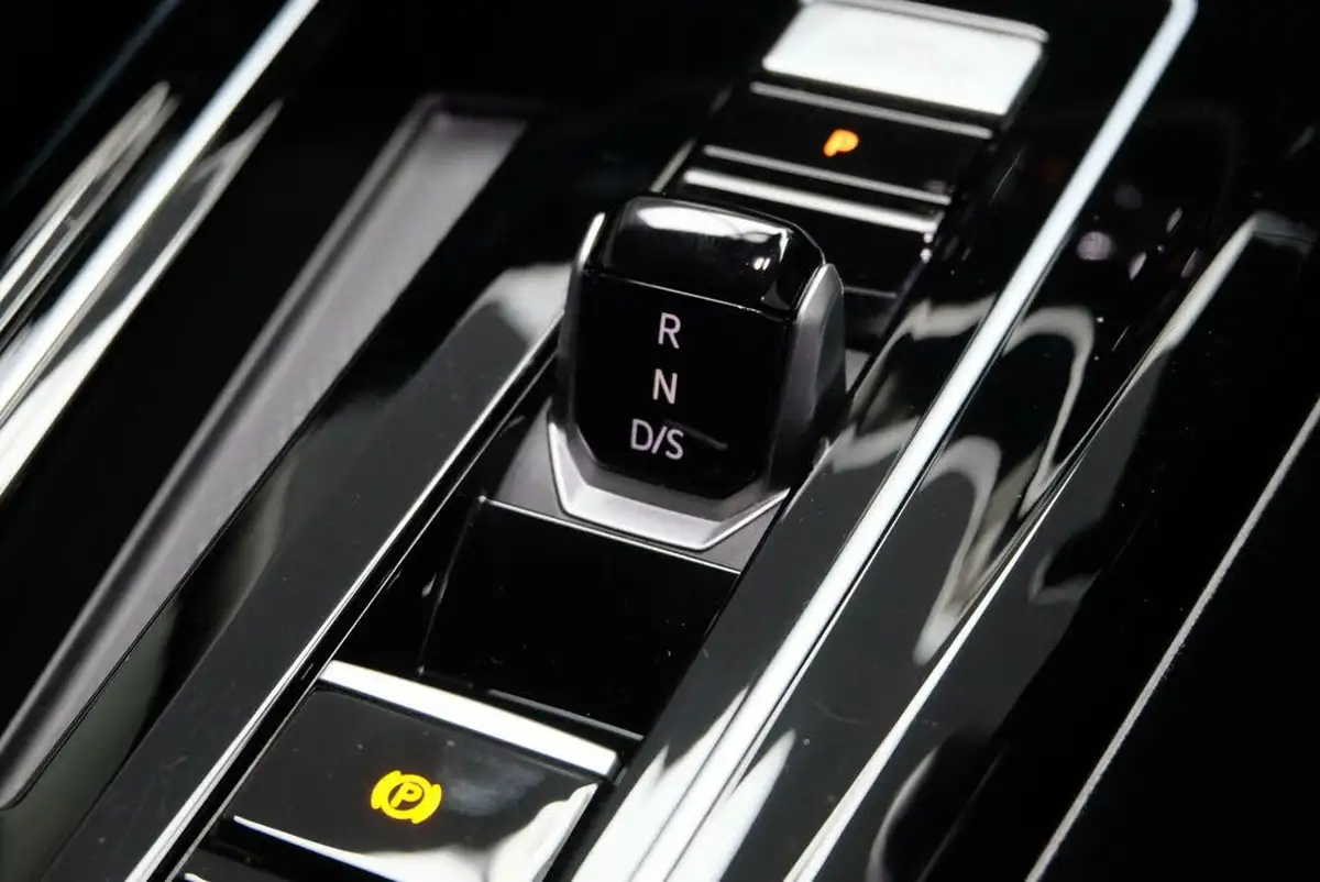 2023-volkswagen-golf-15-etsi-style-130ps-hatchback-big-21