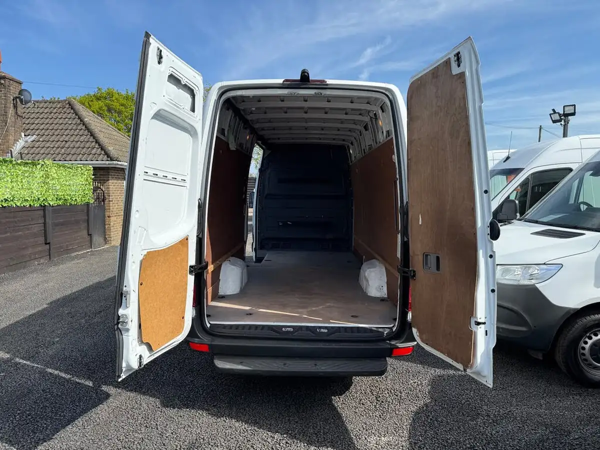 2018-mercedes-benz-sprinter-21cdi-311-swb-panel-van-big-14