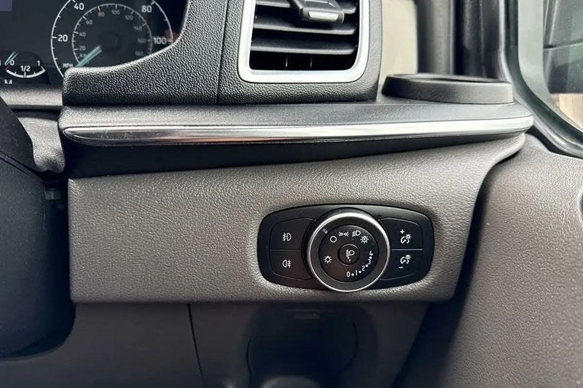 2023-ford-tourneo-custom-big-28