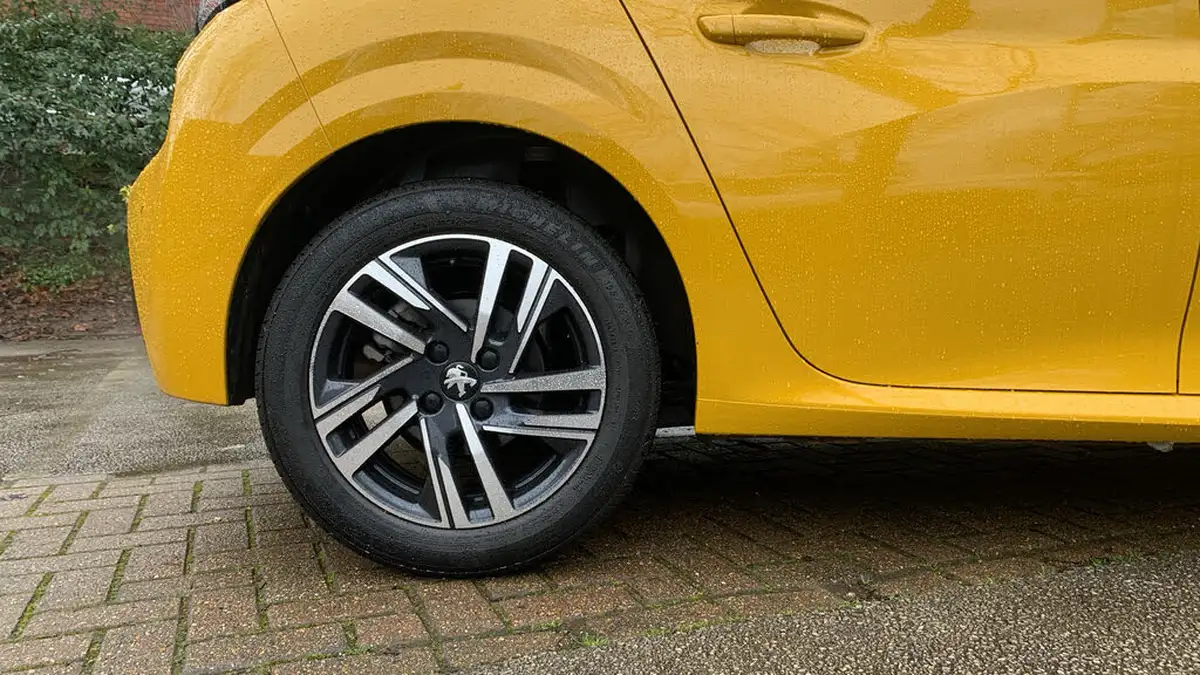 2023-peugeot-208-12-puretech-allure-premium-130ps-eat8-big-15