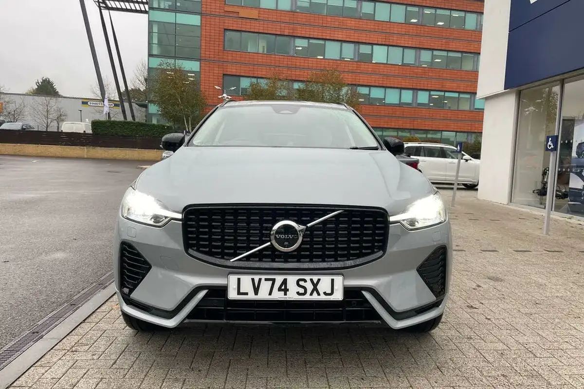 2024-volvo-xc60-20-t8-ultra-dark-big-11