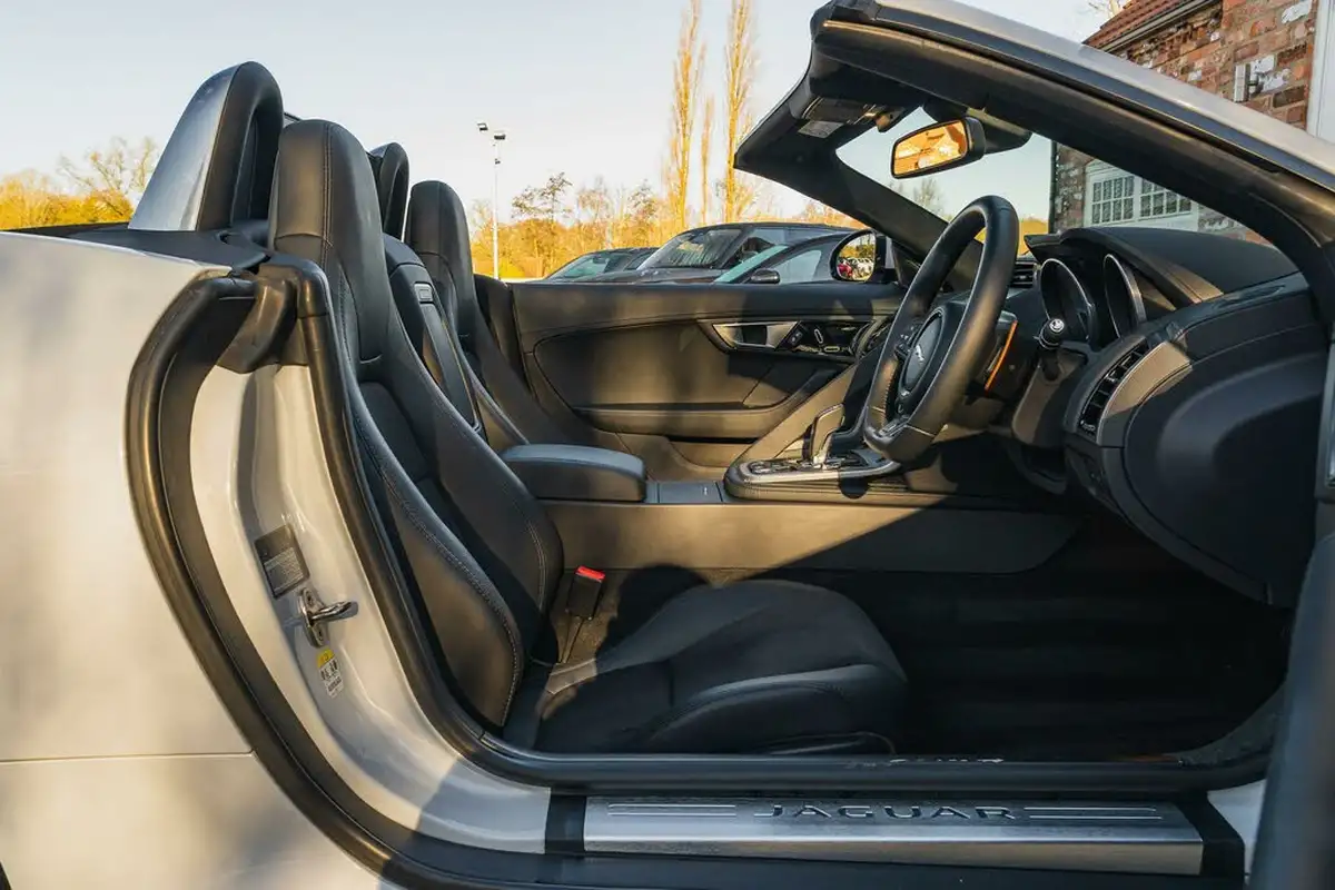 2015-jaguar-f-type-30-convertible-quickshift-big-28